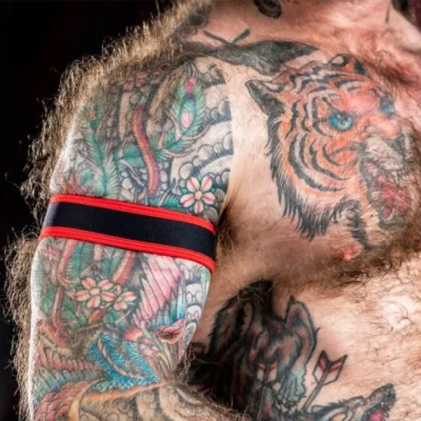 Neo Carbon Black Armband Red L